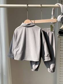 SHEIN Cardigan suave para bebé niño con bolsillos lindos y botones de contraste, camisa holgada casual y pantalones cargo cómodos a juego, adecuado para la escuela, el hogar y las salidas, estilo coreano - Gris Claro - Ver 2