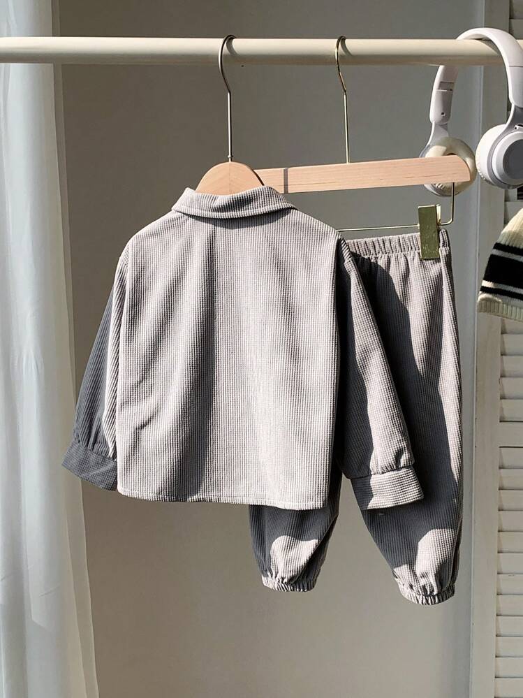 SHEIN Áo khoác cardigan nhung mềm mại cho bé trai có túi dễ thương và nút tương phản, áo sơ mi dáng rộng thoải mái & quần cargo thoải mái, phù hợp để đi học, mặc nhà và đi chơi, phong cách Hàn Quốc - Màu Xám nhạt - Xem 2