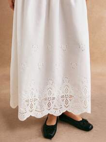 SHEIN Frenchy Chất liệu thêu tinh xảo màu trắng, cạp cao, xếp ly, viền lượn sóng, váy yếm thường ngày, váy trắng, trang phục nữ thần Hy Lạp, váy tiên, trang phục thanh lịch cho nữ, trang phục mùa thu cho nữ, trang phục mùa đông cho nữ, đi chơi hàng ngày, đi làm, FW24 - trắng - Xem 2