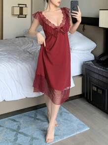DAZY Vestido de tirantes con espalda descubierta, recortes de encaje y volantes en diseño de malla y encaje, un vestido romántico
