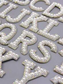 2 pezzi di toppe con lettere dell'alfabeto in rhinestone scintillanti da applicare a ferro, per cappelli, borse, giacche, camicie, eleganti perle da cucire, lettere in glitter, applicazioni di lettere in rhinestone e perla in inglese, forniture per la creatività, regali natalizi
