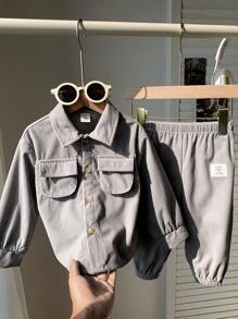 SHEIN Cardigan suave para bebé niño con bolsillos lindos y botones de contraste, camisa holgada casual y pantalones cargo cómodos a juego, adecuado para la escuela, el hogar y las salidas, estilo coreano - Gris Claro - Ver 1