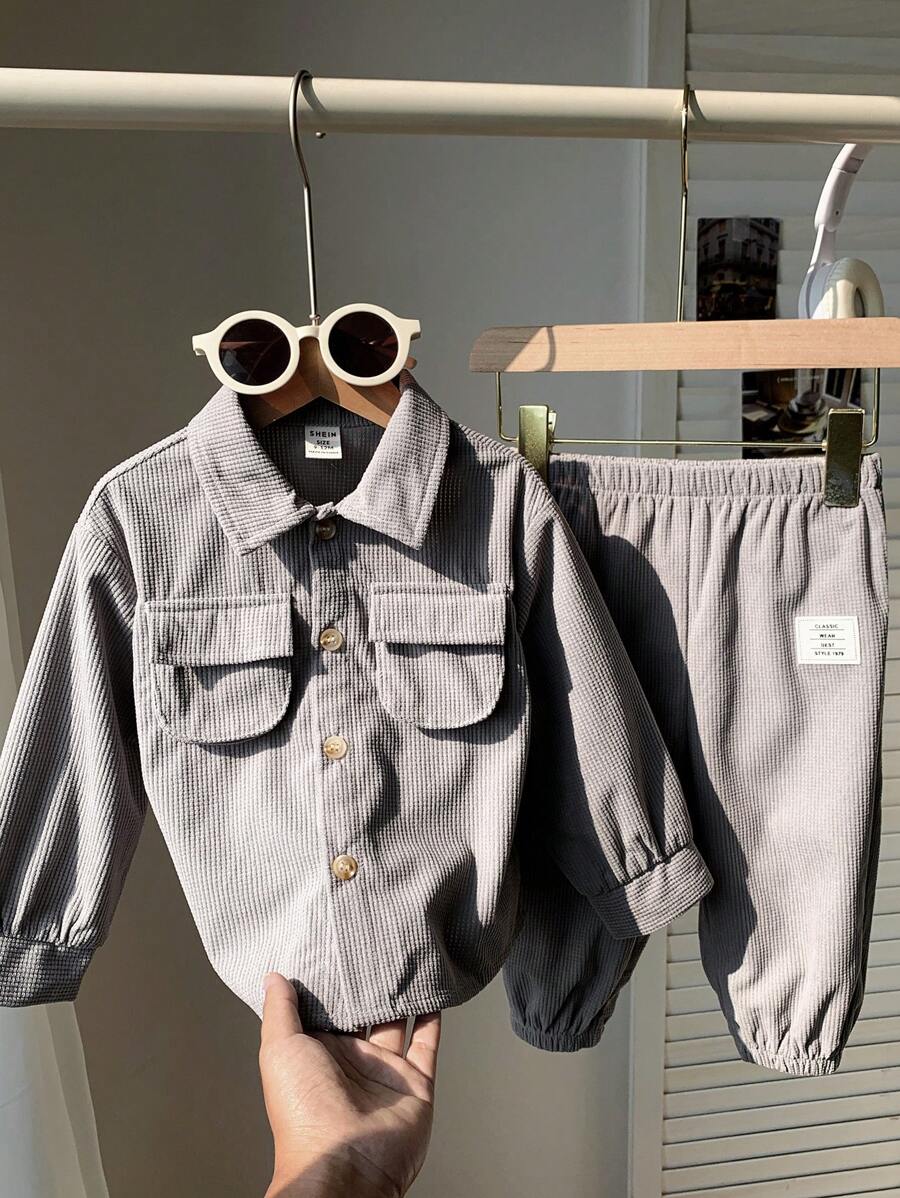 SHEIN Cardigan suave para bebé niño con bolsillos lindos y botones de contraste, camisa holgada casual y pantalones cargo cómodos a juego, adecuado para la escuela, el hogar y las salidas, estilo coreano - Gris Claro - Ver 1