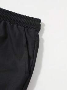 Manfinity RSRT 男士度假休闲短袖衬衫和短裤套装，橙色，饰有藤蔓花卉数码印花和简洁线条。正面纽扣设计，非常适合音乐节、夏威夷海滩度假和日常穿着。它也是送给男朋友或老公的绝佳礼物。男士短袖衬衫和短裤夏季套装，时尚，男士短裤套装，男士两件套服装 - 彩色 - 查看 3