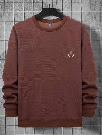 SHEIN Sudadera con capucha para hombre, nueva sudadera de cuello redondo para otoño/invierno, con textura de gofre con volantes, elegante y noble, estilo callejero de moda, ajuste casual y cómodo, con bordado marrón de rostro sonriente