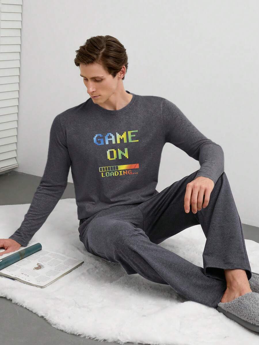 EURMUSE Conjunto de ropa de casa regular con impresión de letras de juego para hombres (camisa de manga larga y pantalones) - Gris Oscuro - Ver 1