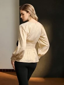 MOTF Soiréza Parte superior tipo peplum de fiesta con contraste de flor estereoscópica, manga farol y escote en V - Dorado - Ver 6