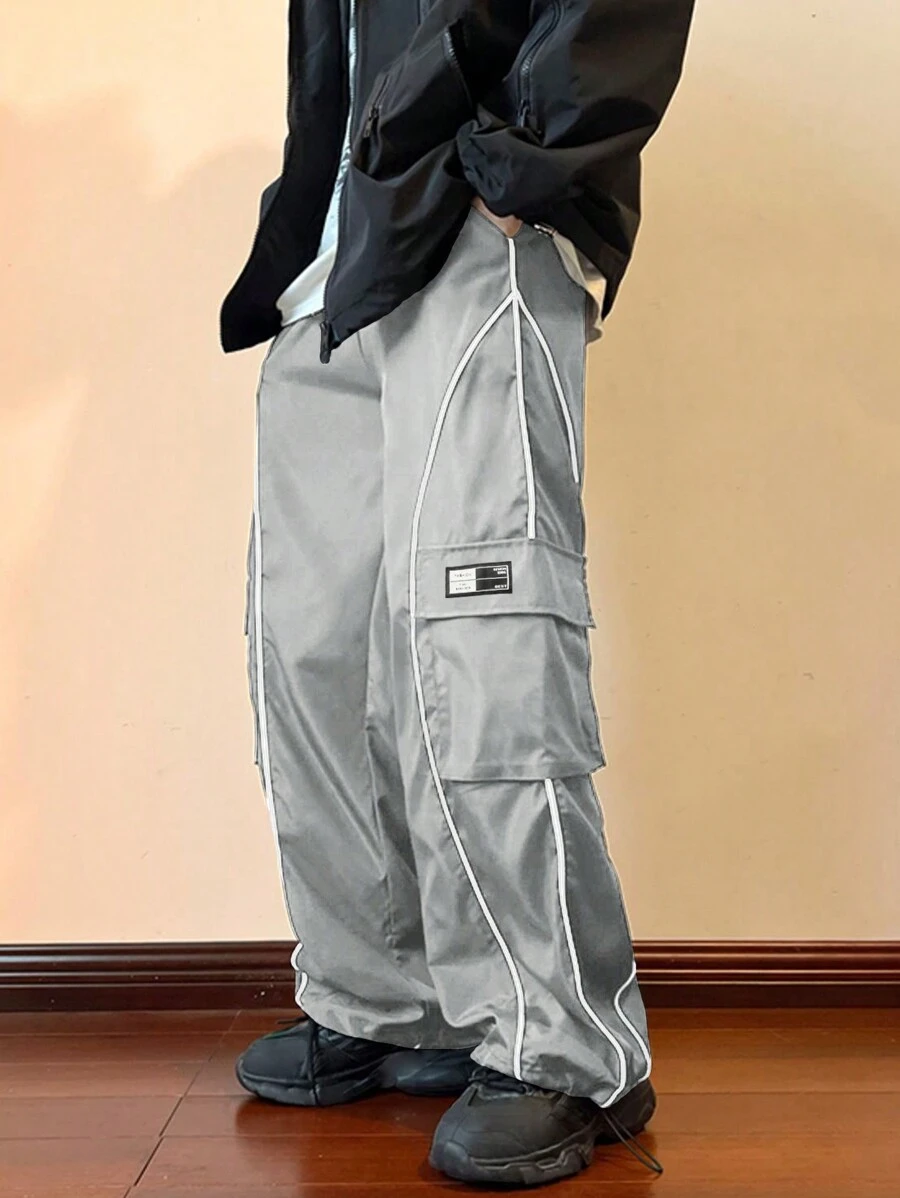 Manfinity Hypemode 男式宽松字母拼接细节撞色滚边翻盖口袋侧边工装裤 - 淺灰色 - 查看 1