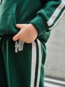 SHEIN Kup 2, a otrzymasz 1 gratis. Młodzieżowy, wygodny, szykowny, praktyczny, wszechstronny, z dużym nadrukiem i wstążką. Termiczna podszewka z kapturem, spodnie i gruba kurtka bez rękawów. Zimowy zestaw, odpowiedni do szkoły, na wycieczki, do uprawiania sportu, na sezon jesień/zima