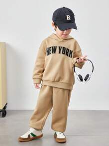 SHEIN Set de 2 piezas de sudadera y pantalón de chándal con estampado de letras para niños pequeños, apropiado para ocasiones casuales y deportivas en otoño/invierno