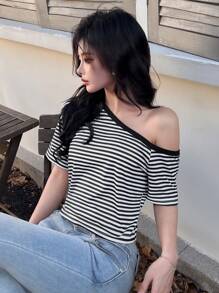 INAWLY 女士休闲条纹印花不对称领口短款 T 恤，夏季 - 黑與白 - 查看 1