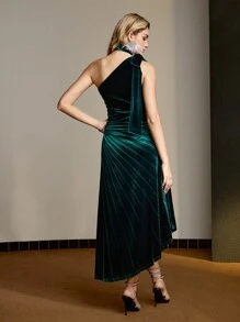 MOTF Soiréza VESTIDO CÓCTEL CON CHOKER, UN SOLO HOMBRO, VOLANTES LATERALES Y TERCIOPELO