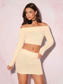 Glamine Set de 2 piezas que incluye suéter corto sexy off-the-shoulder y minifalda ajustado, conjunto para fiestas navideñas, ropa de temporada invernal - Albaricoque - Ver 2