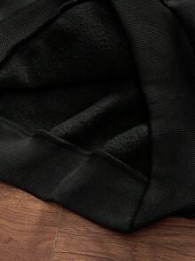 SHEIN Leap Crew 2 件青少年男孩宽松休闲图案连帽衫和运动裤套装 - 黑色 - 查看 10