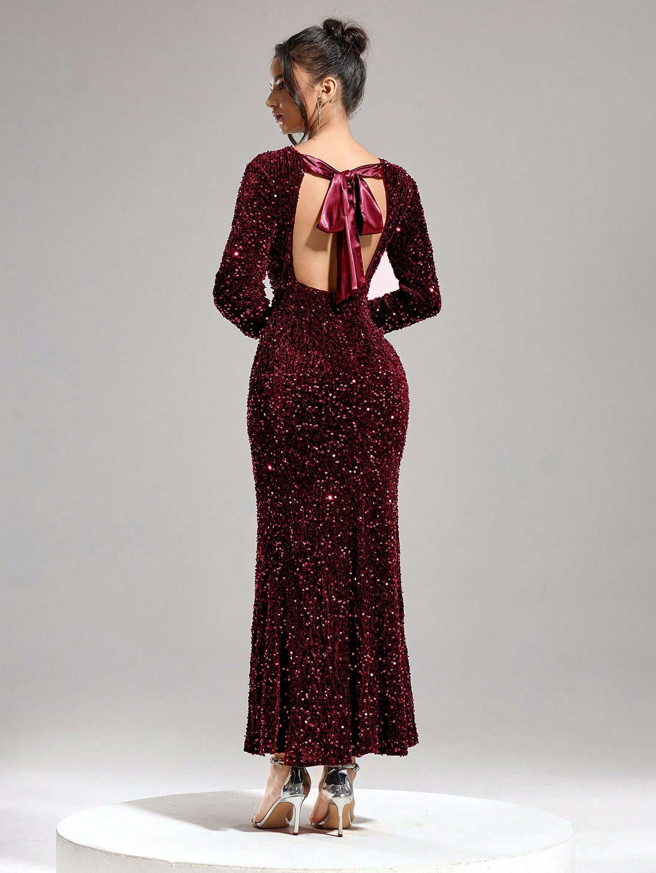 Coutiva فستان طويل مصنوع من نسيج مترف مرصع بالترتر...