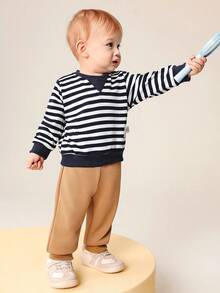 SHEIN 2 Stücke Set aus langärmligem, gestreiftem Rundhalsshirt und bundfreien, einfarbigen langen Hosen für Babys, warm und bequem für Babys im Herbst und Frühling. Dieses Set eignet sich sowohl für den Alltag als auch für zu Hause. Dieses vielseitige Set eignet sich für den Alltag von Babys zu verschiedenen Anlässen und sorgt dafür, dass sie sich in den Übergangsjahreszeiten wohlfühlen.