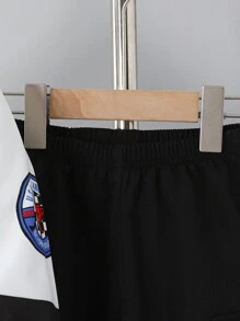 2 Stücke Set Kleine Jungenfreizeitkleidung mit Motorrad-Element-Aufdruck auf Kragen Jacke und Cargohose. Die Jacke verfügt über ein Motorrad-Druckdesign mit einem Stehkragen, um einen Look zu präsentieren. Kombiniert mit der Cargohose mit Motorrad-Aufdruck und Stehkragen-Design verleiht dem gesamten Outfit einen modischeren und personalisierten Look.