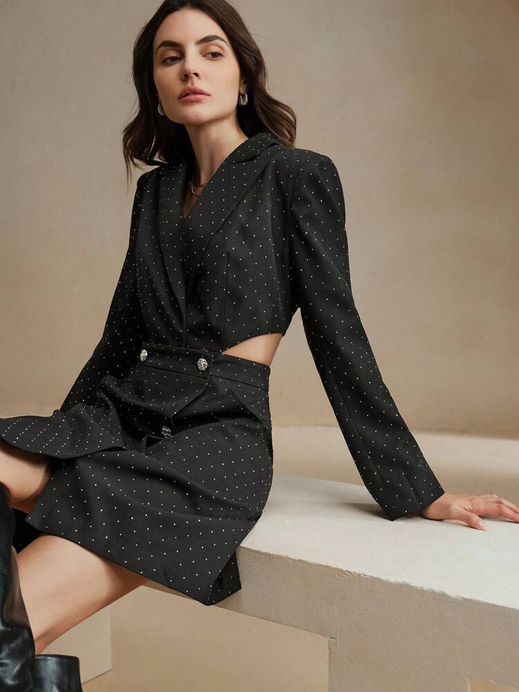 Damska krótka sukienka z wycięciem w talii i zdobieniem ze strasów