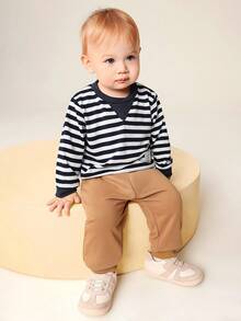 SHEIN 2 Stücke Set aus langärmligem, gestreiftem Rundhalsshirt und bundfreien, einfarbigen langen Hosen für Babys, warm und bequem für Babys im Herbst und Frühling. Dieses Set eignet sich sowohl für den Alltag als auch für zu Hause. Dieses vielseitige Set eignet sich für den Alltag von Babys zu verschiedenen Anlässen und sorgt dafür, dass sie sich in den Übergangsjahreszeiten wohlfühlen.