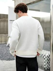 Manfinity Hypemode Suéter de cuello redondo con estampado de letras y mariposas, efecto de color block, de manga larga, para hombre, casual, para salidas con amigos en otoño/invierno
