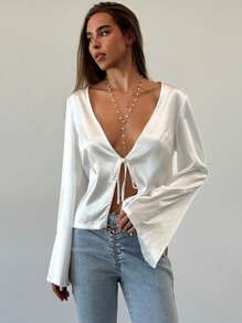 SHEIN Privé Blusa blanca de manga larga, ajustada, con cuello en V profundo, puños acampanados y detalles elegantes, ideal para ocasiones de trabajo, citas, conciertos y fiestas de tarde para mujeres de talla grande - Blanco - Ver 7