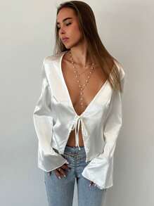 SHEIN Privé Blusa blanca de manga larga, ajustada, con cuello en V profundo, puños acampanados y detalles elegantes, ideal para ocasiones de trabajo, citas, conciertos y fiestas de tarde para mujeres de talla grande - Blanco - Ver 9