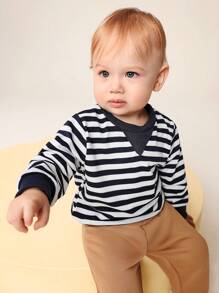 SHEIN 2 Stücke Set aus langärmligem, gestreiftem Rundhalsshirt und bundfreien, einfarbigen langen Hosen für Babys, warm und bequem für Babys im Herbst und Frühling. Dieses Set eignet sich sowohl für den Alltag als auch für zu Hause. Dieses vielseitige Set eignet sich für den Alltag von Babys zu verschiedenen Anlässen und sorgt dafür, dass sie sich in den Übergangsjahreszeiten wohlfühlen.