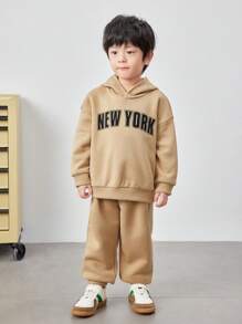 SHEIN Set de 2 piezas de sudadera y pantalón de chándal con estampado de letras para niños pequeños, apropiado para ocasiones casuales y deportivas en otoño/invierno