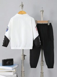 2 Stücke Set Kleine Jungenfreizeitkleidung mit Motorrad-Element-Aufdruck auf Kragen Jacke und Cargohose. Die Jacke verfügt über ein Motorrad-Druckdesign mit einem Stehkragen, um einen Look zu präsentieren. Kombiniert mit der Cargohose mit Motorrad-Aufdruck und Stehkragen-Design verleiht dem gesamten Outfit einen modischeren und personalisierten Look.