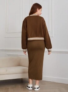 2 件套青少年女孩棒球领纽扣前字母刺绣长袖夹克和无袖开衩下摆连衣裙套装，秋冬 - 咖啡棕 - 查看 2