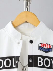 2 Stücke Set Kleine Jungenfreizeitkleidung mit Motorrad-Element-Aufdruck auf Kragen Jacke und Cargohose. Die Jacke verfügt über ein Motorrad-Druckdesign mit einem Stehkragen, um einen Look zu präsentieren. Kombiniert mit der Cargohose mit Motorrad-Aufdruck und Stehkragen-Design verleiht dem gesamten Outfit einen modischeren und personalisierten Look.