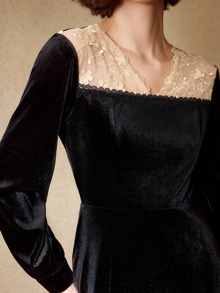 VESTIDO LARGO SIN CINTURÓN CON YOQUE DE MALLA, BORDADO DE CONTRASTE DE TERCIOPELO Y BAJO ACAMPANADO