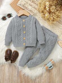 SHEIN Bộ trang phục dệt kim cao cấp cho bé, có thiết kế cáp xoắn cổ điển, cổ tròn vừa vặn thoải mái, tay dài ấm áp. Áo khoác cardigan phong cách đa năng, quần cạp chun dễ mặc, phong cách tối giản giản dị, thể hiện nét quyến rũ ngây thơ của trẻ thơ, ấm áp qua các mùa - Xám - Xem 1