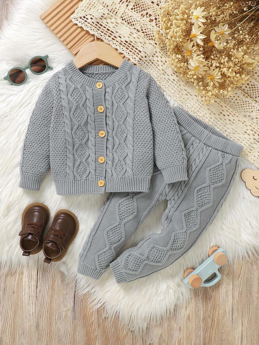 SHEIN Bộ trang phục dệt kim cao cấp cho bé, có thiết kế cáp xoắn cổ điển, cổ tròn vừa vặn thoải mái, tay dài ấm áp. Áo khoác cardigan phong cách đa năng, quần cạp chun dễ mặc, phong cách tối giản giản dị, thể hiện nét quyến rũ ngây thơ của trẻ thơ, ấm áp qua các mùa - Xám - Xem 1