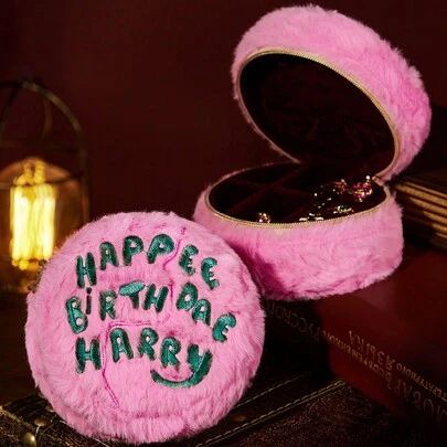 HARRY POTTER X SHEIN 1 Hộp đựng trang sức thêu chữ hình bánh sinh nhật màu hồng nhung, thích hợp làm quà tặng sinh nhật, quà Valentine, quà nghỉ lễ, quà tựu trường.