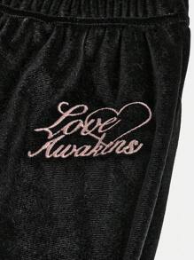 SHEIN 2 件套 Tween Girl 黑色“爱心”刺绣天鹅绒运动衫和天鹅绒裤子