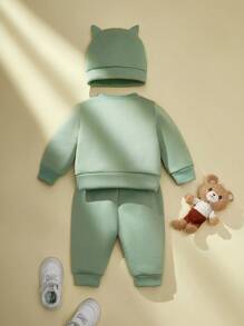 SHEIN Playful Pals This Newborn Baby Boy Outfit Includes 1 Top And 1 Pants, Designed With Adorable Cartoon Raccoon Pattern. The High-Quality Fabric And Thoughtful Design Provide Comfort And Fashion, Suitable For Both Daily Wear And Special Occasions. This Set Is An Ideal Choice For Your Baby.