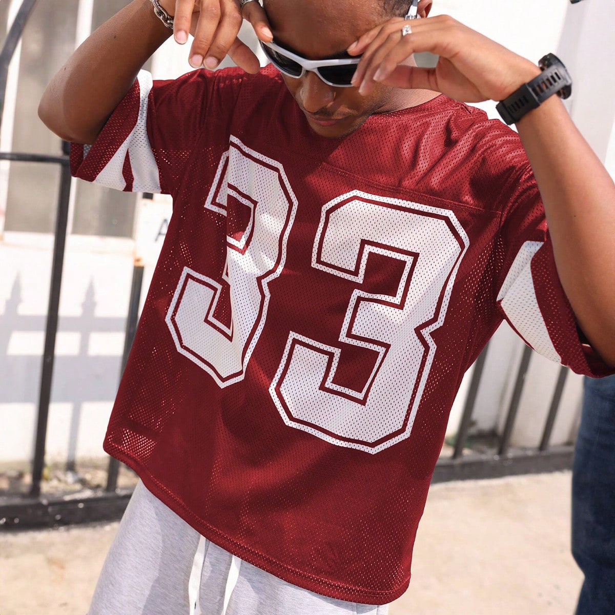 Camiseta de manga corta y cuello redondo casual para hombre, estilo jersey de fútbol con dígitos y estampado a rayas