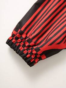 SHEIN Chaqueta roja y negra con estampado de estrella, adecuada para adolescentes varones. Apropiada para otoño e invierno y proporciona calidez para el colegio, el hogar, el uso diario, deportes, fiestas de cumpleaños y salidas. Esta pieza básica y versátil es simple pero a la vez cortavientos, encarnando la moda callejera.