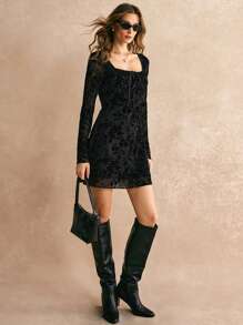 Poéselle Robes pour femmes Robes noires Robes mini Robes à manches longues Robes élégantes Robes à cordon de serrage Femmes Couleur unie Dentelle Col carré Robe courte élégante à manches longues Tenues d'hiver pour femmes, Noir, Fête, Style chic sans effort essentiel - Noir - Voir 5