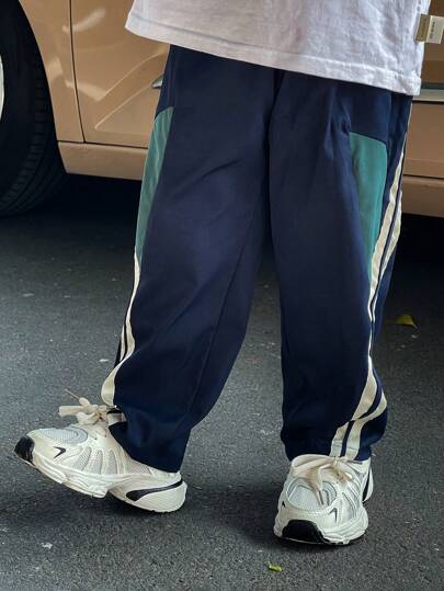 SHEIN 1件装男童休闲学院风舒适时尚简约百搭柔软宽松直筒运动裤，侧边撞色拼接，适合开学第一天、返校季、日常穿着、上学、旅行、运动，春夏秋冬皆宜。