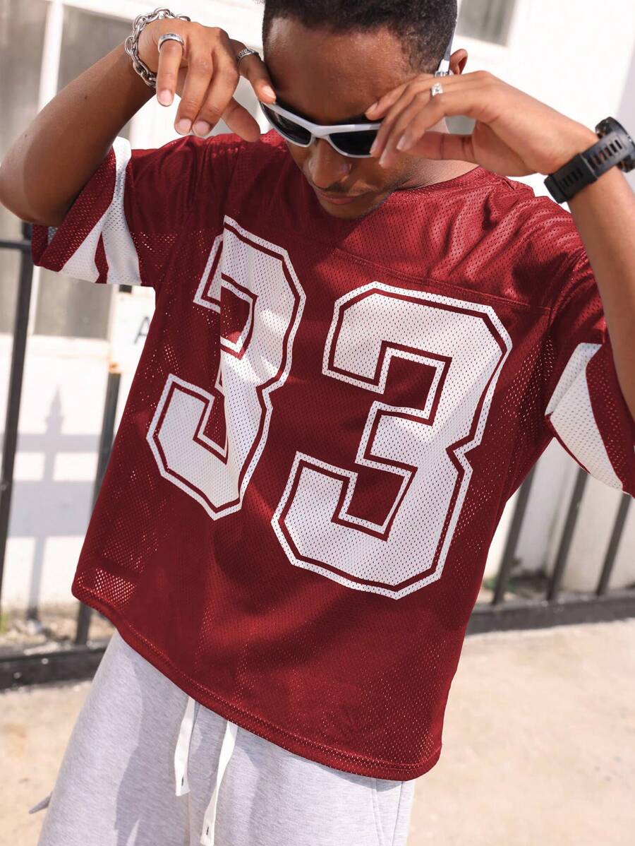 Manfinity Dauomo Camiseta de manga corta y cuello redondo casual para hombre, estilo jersey de fútbol con dígitos y estampado a rayas - Rojo - Ver 1