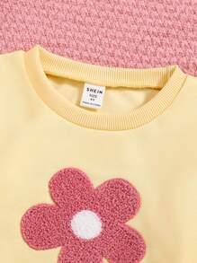 2pcs Young Girls Casual Fashion Round Neck Embroidered White Sweatshirt And Decorated Denim Jeans Set