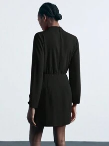 SHEIN Maija 女士休闲纯色漏斗领收腰荷叶边下摆短款连衣裙 - 黑色 - 查看 2