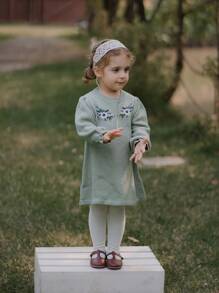 SHEIN Rochie tricotată pentru fetițe, dulci, de modă, cu decolteu rotund, cu mânecă lungă, cu manșete cu volan pentru o perspectivă elegantă, detaliu brodat pentru un stil drăguț, potrivit pentru purtarea zilnică - Verde - Vizualizare 8