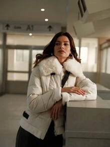 SHEIN x Carly Lawrence Anewsta Chaqueta corta con cuello esponjoso de mujer en beige