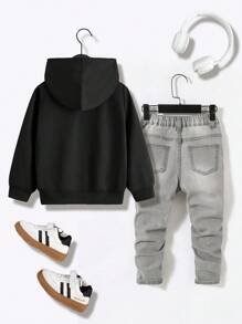 SHEIN Conjunto de 2 piezas para niños pequeños: Sudadera con capucha negra con gráfico de mano de esqueleto blanca y vaqueros grises skinny de mezclilla desgastados y rasgados, outfit de ropa de otoño/invierno para niños pequeños