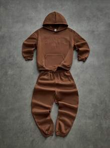 SHEIN Set de 2 piezas de sudadera con capucha y pantalón deportivo de punto liso con patrón de letras en relieve para niño preadolescente, estilo casual