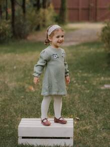 SHEIN Rochie tricotată pentru fetițe, dulci, de modă, cu decolteu rotund, cu mânecă lungă, cu manșete cu volan pentru o perspectivă elegantă, detaliu brodat pentru un stil drăguț, potrivit pentru purtarea zilnică - Verde - Vizualizare 4