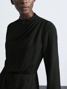 SHEIN Maija 女士休闲纯色漏斗领收腰荷叶边下摆短款连衣裙 - 黑色 - 查看 6
